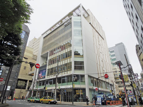 西口ロータリーに面した施設外観