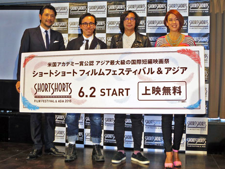 4月19日に開いた記者会見に参加した（左から）別所哲也さん、レスリー・キーさん、行定勲監督、LiLiCoさん