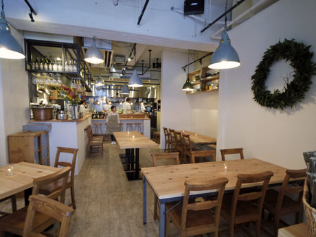 ムクの国産杉を使ったテーブルなどを配置する店内