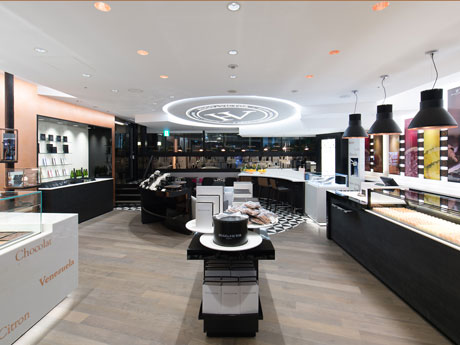 カフェスペースを併設するパリ発スイーツブランド「HUGO＆VICTOR」