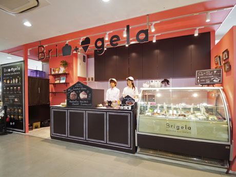 街の雰囲気に合わせてピンクを基調にした店舗