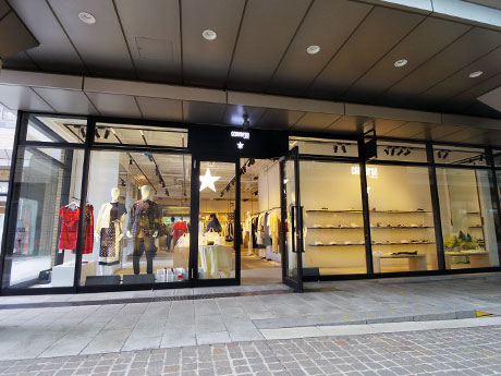 ガラス張りの店舗外観