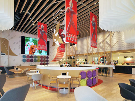 タペストリーを飾ったり映像を流したりする店内