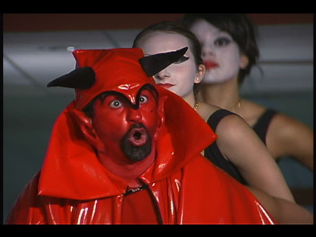 32幕で構成するマイク・ケリーさんの「デイ・イズ・ダン」より