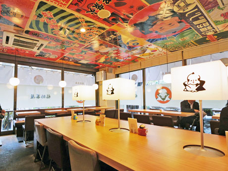 天井に過去の広告や商品パッケージを貼り出している店内