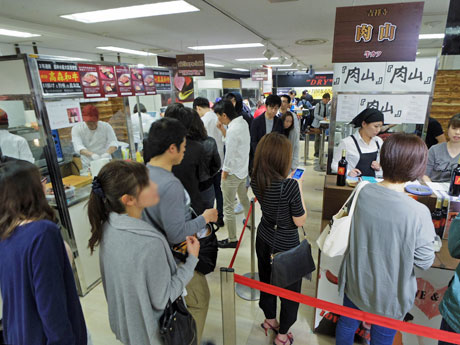 来場客でにぎわう場内