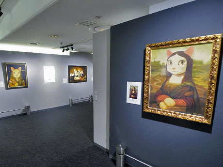 「モニャ・リザ」（写真右）など絵画をモチーフにした猫の絵が並ぶ場内