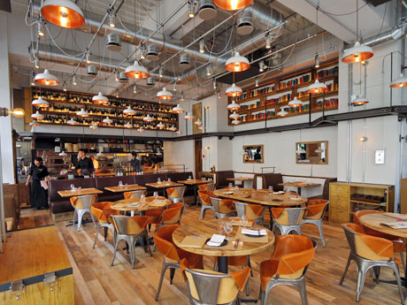 白を基調に木や銅、レザーなどの素材を取り入れた店内