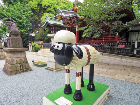 金王八幡宮に展示されている「ひつじのショーン」のニック・パーク監督が手掛けたオブジェ