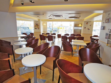 渋谷駅東口エリアを望める3階スイーツ店内