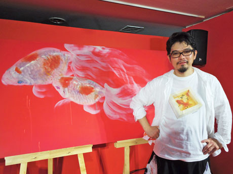 「僕の金魚の愛で方を感じてほしい」と呼び掛ける深堀隆介さん