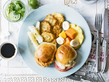 2種類のサンドやトストーネなどを盛るプレート（1,620円）