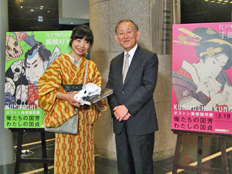 （左から）10万人目の来館者となった荒木親子さんと東急文化村西村友伸社長