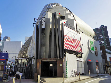 「WWW X」がオープンを控えるライズビル外観。中央下部が地下「WWW」のエントランス