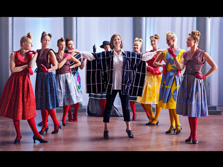 マリメッコの創業者アルミ・ラティアの人生を描いた「ファブリックの女王」より&copy;Bufo Ltd 2015　