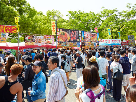 場内には沖縄そばや石垣牛、オリオンビールなどの飲食ブースが並ぶ（写真は昨年開催時の様子）