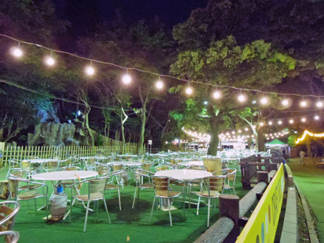 屋外に最大1000席を用意する会場