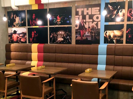 有賀幹夫さんが撮影したライブ写真を飾る表参道店