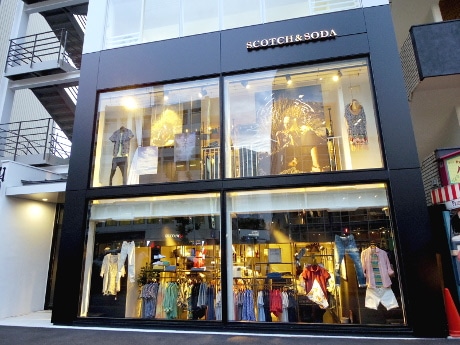 明治通り沿いの店舗外観