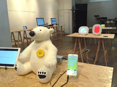 ぬいぐるみに付けるボタン型スピーカー（手前）などが並ぶ会場