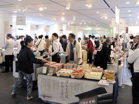 生産者が来場し商品をアピールする（写真は過去開催時の様子）