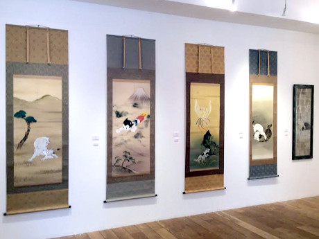 琳派の表現とアニメや漫画のキャラクターを組み合わせた作品を展示する場内