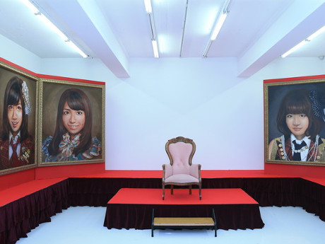 1位に選ばれたメンバーが座れる椅子などを展示する場内（昨年開催時の様子）&copy;AKS