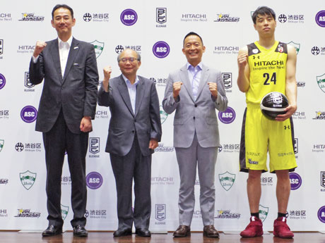 （左から）日立サンロッカーズ岡博章社長、青山学院大学三木義一学長、長谷部健渋谷区長、広瀬健太選手