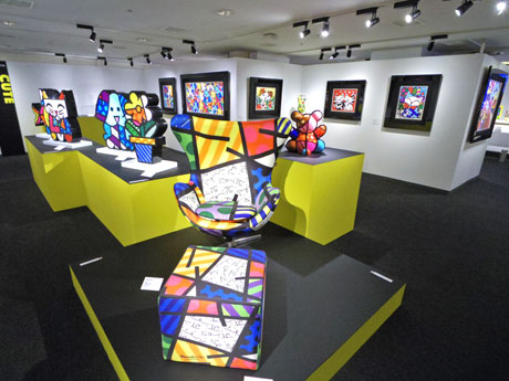 原画や立体など約80点が並ぶ場内