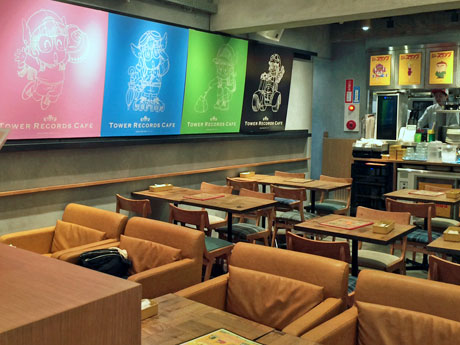 アラレちゃんのパネルなどを飾る店内&copy;鳥山明／集英社・東映アニメーション　