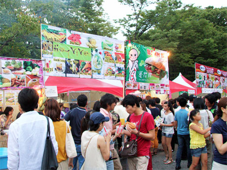 飲食をはじめ100以上のブースが出展予定（写真は昨年開催時の様子）