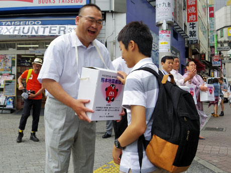 募金を呼び掛けた振分親方（元小結高見盛）