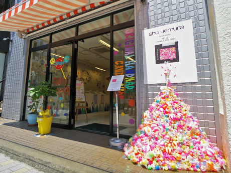 「キャンディー・ショータイム」店頭には「HARAJUKU PINK」をイメージしたアート（右手）を展示