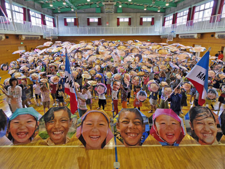 子どもの笑顔をプリントした傘約350本を開いた