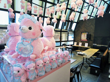 「新生姜アルパカちゃん」のぬいぐるみを展示する店内