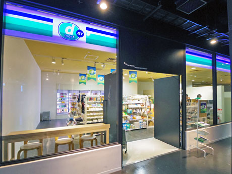 本物のコンビニのような会場外観