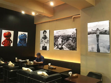 レッチリのアンソニー・キーディスさんやセサミストリートの写真が並ぶ店内