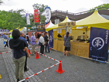 そばのブースが並ぶエリア