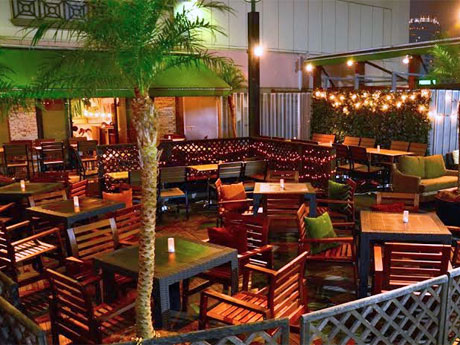 夏季限定でビアガーデンとして営業しているテラス