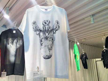 土器や土偶など縄文をテーマにしたTシャツが並ぶ場内