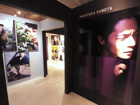 東出昌大さん（写真左）や窪田正孝さん（同右）らの写真が並ぶ一角