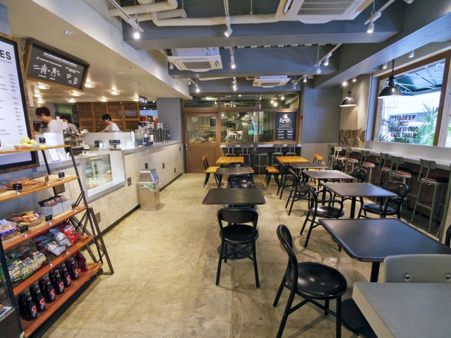 奥にロースタリーを併設した店内の様子