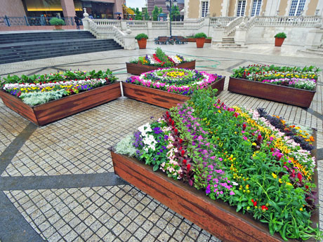 花芯と花びらを表現したというガーデン