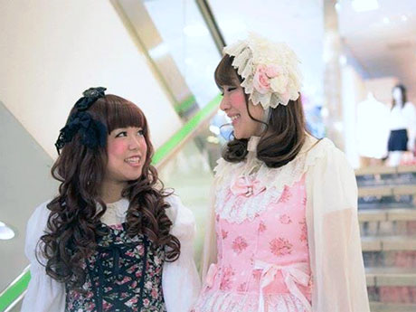 ロリータファッションでラフォーレ原宿館内を回遊することができる