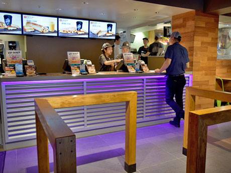 エントランス入ってすぐの注文カウンター