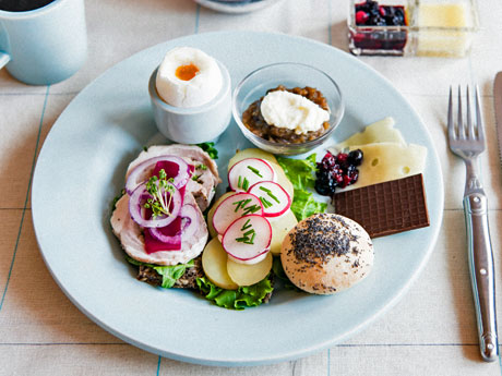 オープンサンドスモーブロー」などのプレート（1,620円）