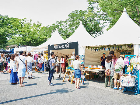会場には飲食や物販など19のブースが並ぶ（写真は昨年開催時の様子）