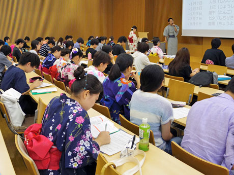 授業では和装の教員や生徒たちの姿も見られた