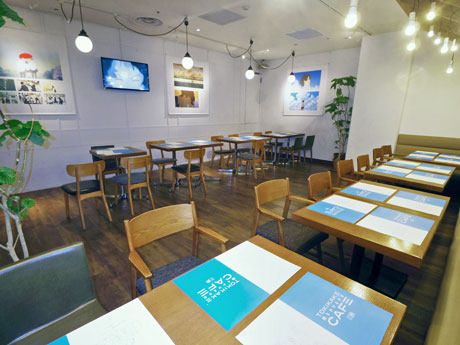 作中のシーンを切り取ったタペストリーなどを展示する店内