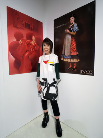 場内で最も古い1972年の広告（左手のポスター）と山口さん。